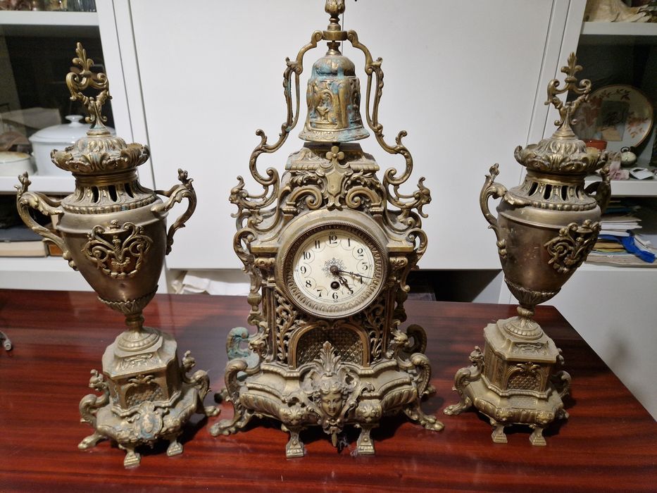 Антикварен каминен часовник с 2 вази - канделабри / Каминен гарнитур