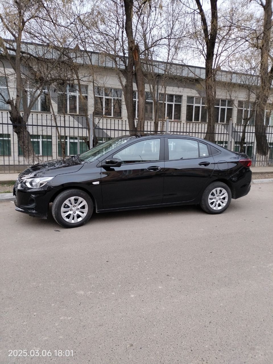 Продаётся авто ONIX - LT механика 2024 года чёрного цвета.