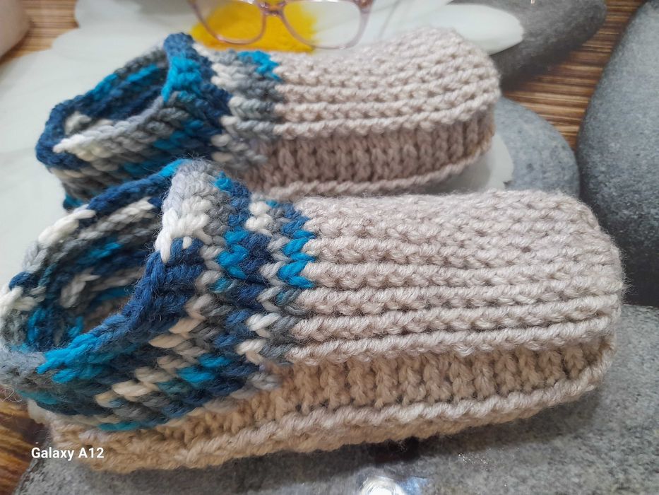 Топли  терлици чорапки и ботушки от плюшена прежда.