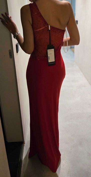 Уникална червена рокля с камъни