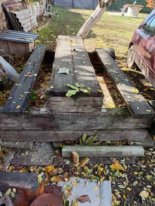 Продавам маса, направена изцяло от траверси