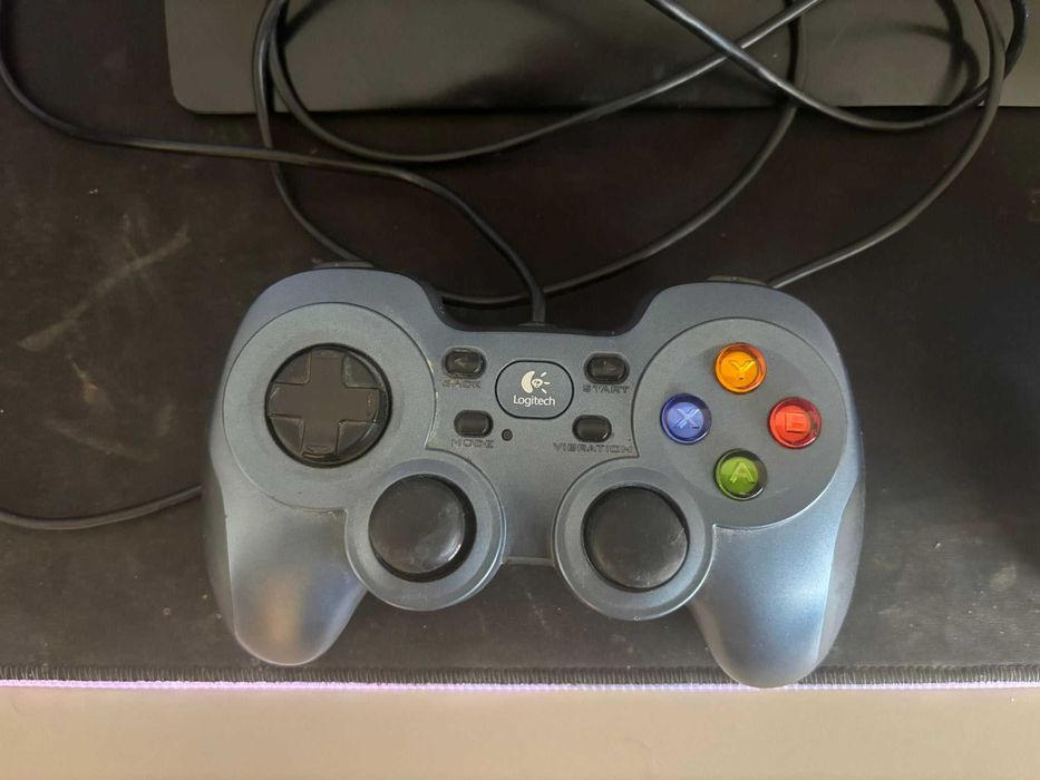 Controller Logitech F510, conexiune USB-A, foarte putin folosit