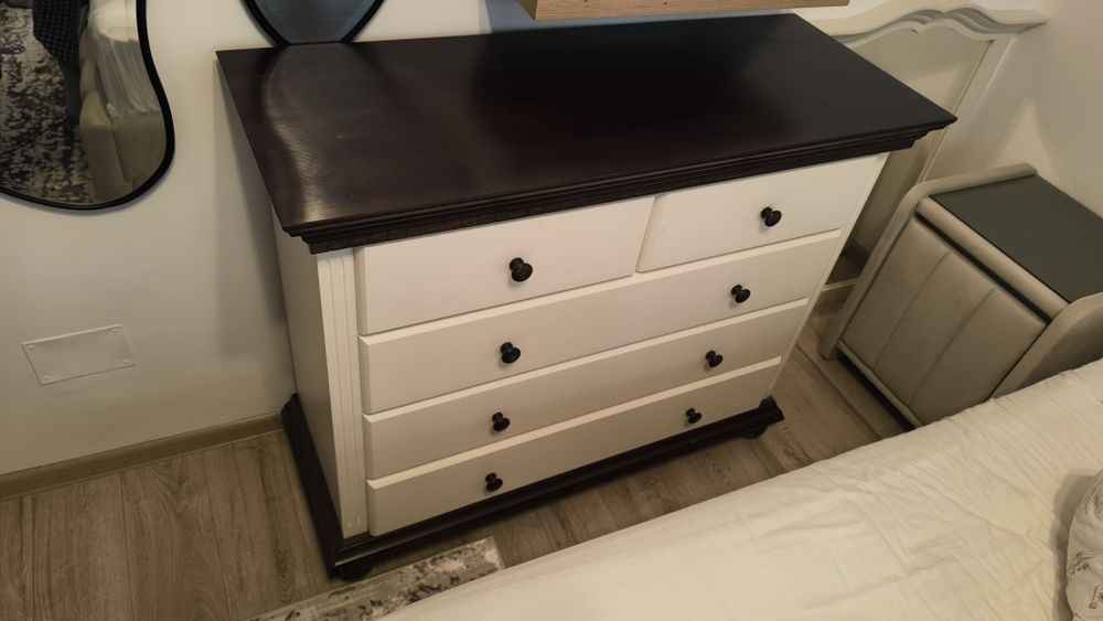 Comoda dormitor lemn masiv alb cu maro