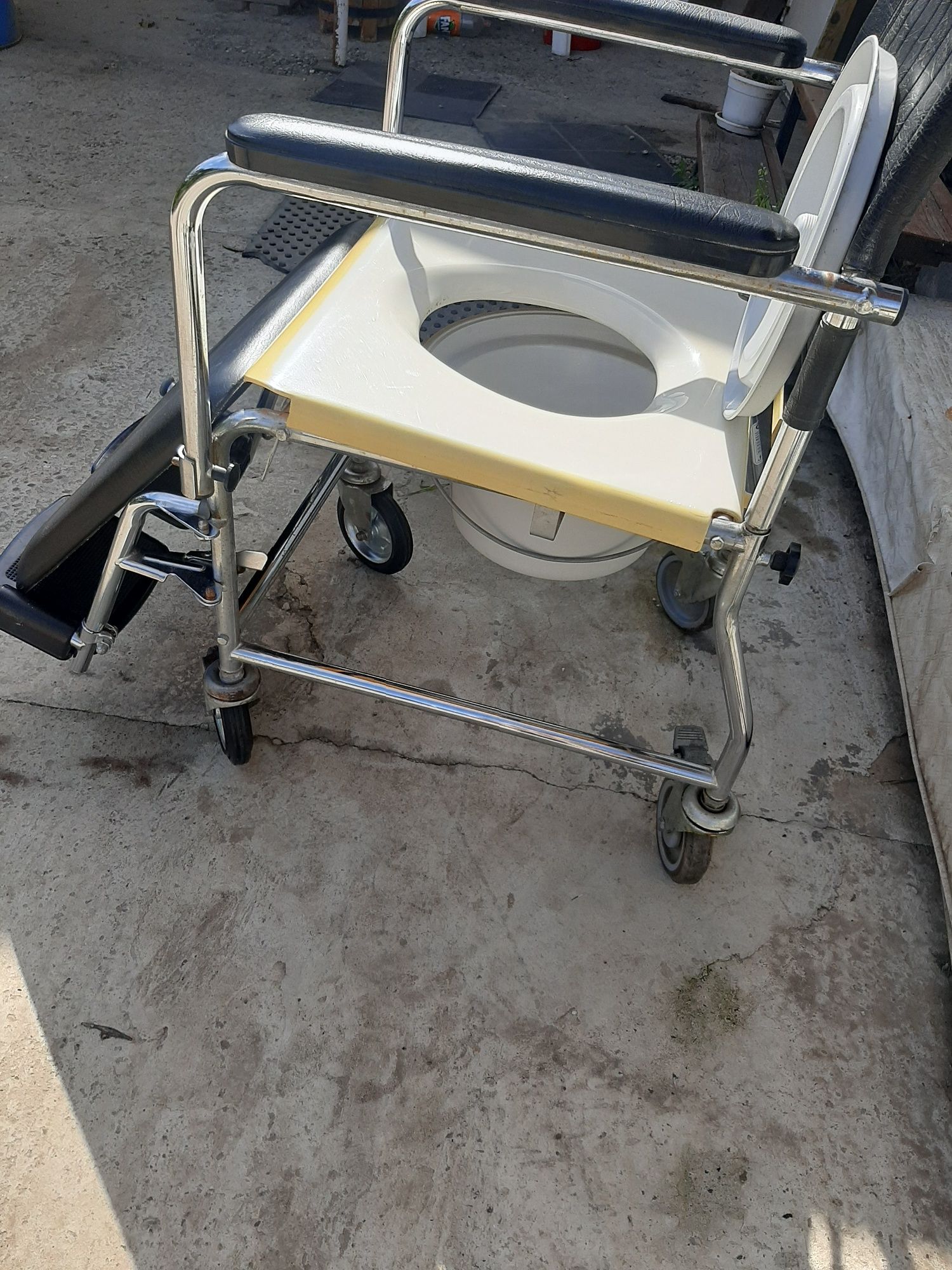 Scaun mobil /wc pentru persoane cu deficienta