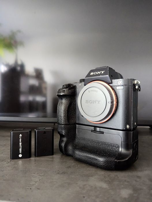 Sony A7 II inclus 50mm f1.8 fe + grip + filtru UV + 4 baterii