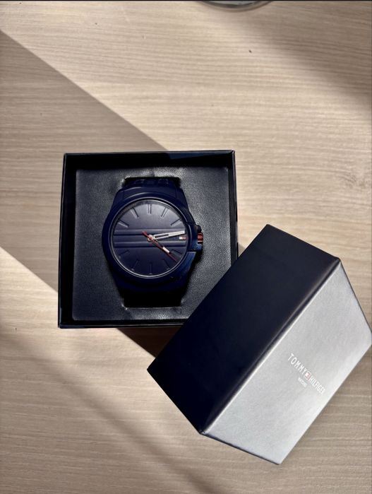 Часовник TOMMY HILFIGER AUSTIN - като нов!