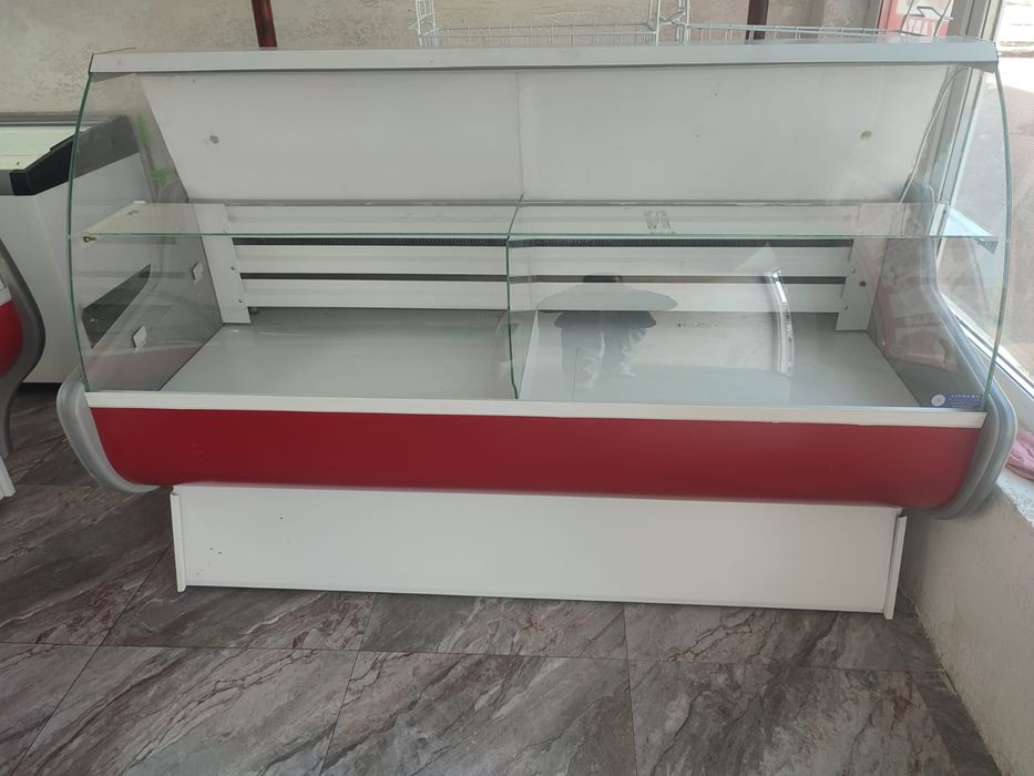 Витрынный холодильник
