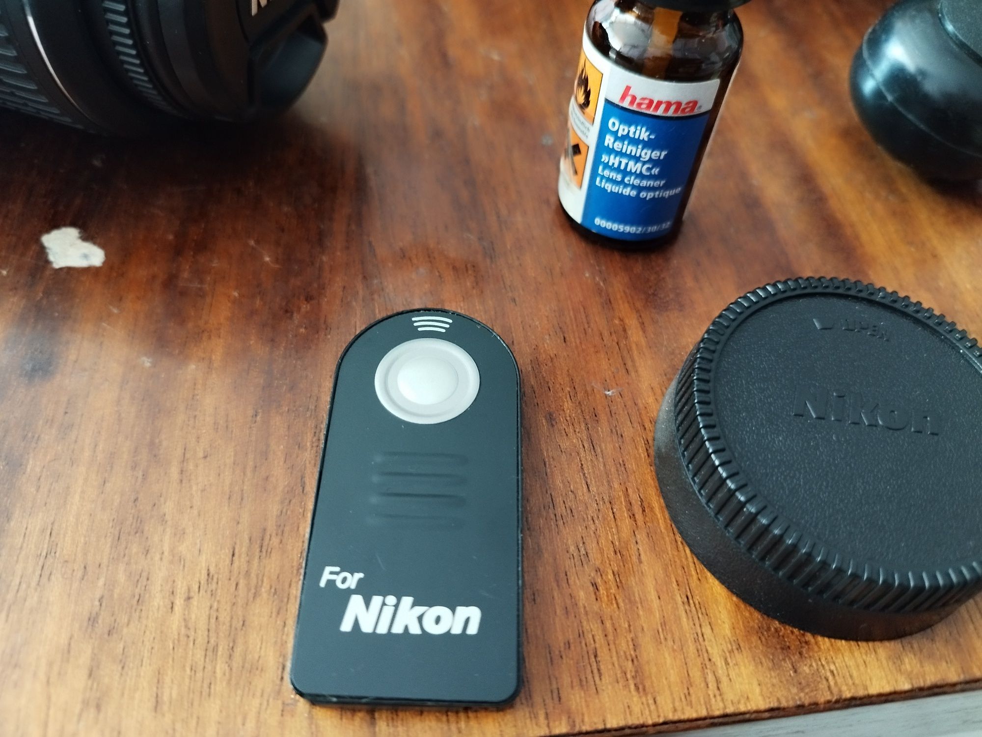 Nikon D3000 с два обектива и аксесоари