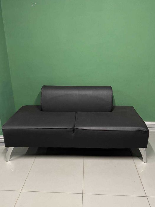 Диван черный офисный