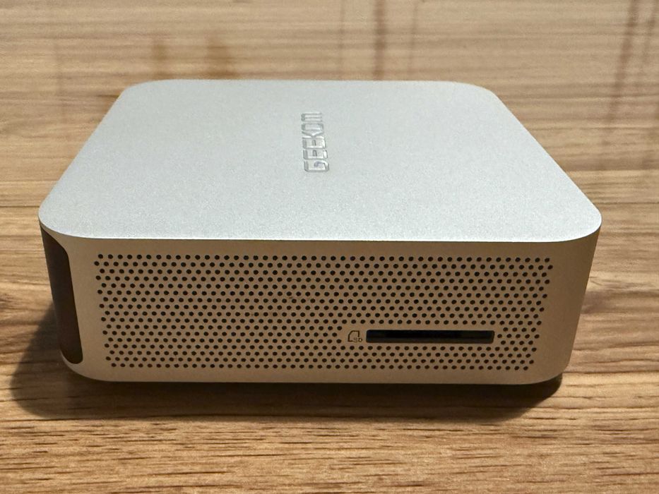 Geekom A7 Mini PC`Ryzen 9-7940HS/64GB DDR5/2000GB SSD NVMe Gen 4