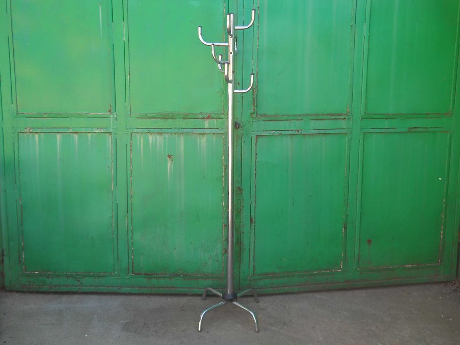 Cuier metalic de podea-necesita reparatii