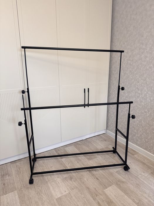 Продам цельную стойку-вешалку для одежды на колёсах (металлическая)