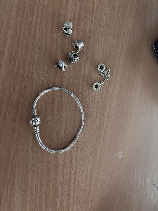 Гривна Pandora с талисмани, два клипса и предпазна верижка.