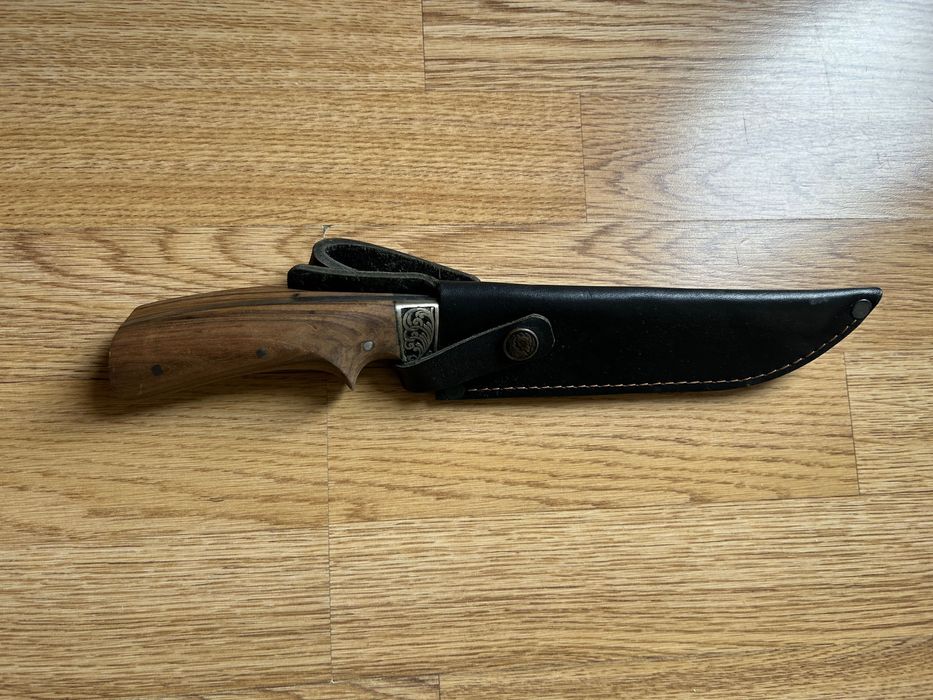 Ръчно изработен ловен нож – дървена дръжка + кожена кания