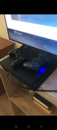 Vând PS4 slim  500 GB 2 manete