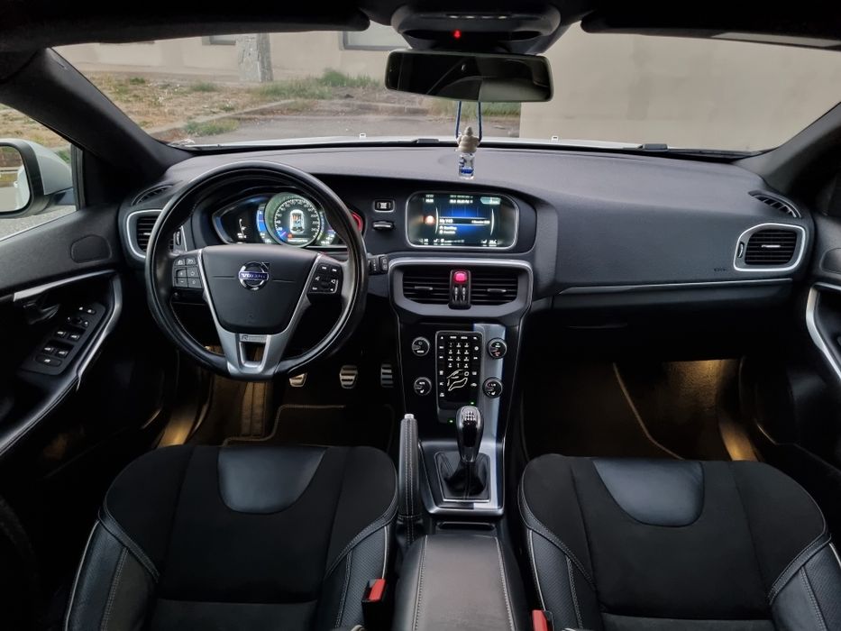 Volvo V40 / R-Design**Fabr 2016**E 6**Piele**Xenon**Parbriz Incalzit