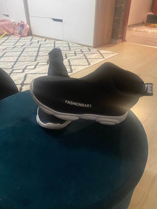 Vand adidasi marimea  33 la super pret