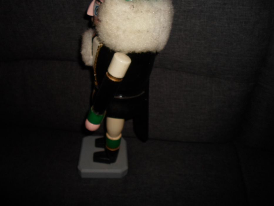 spargatorul de nuci figurina lemn