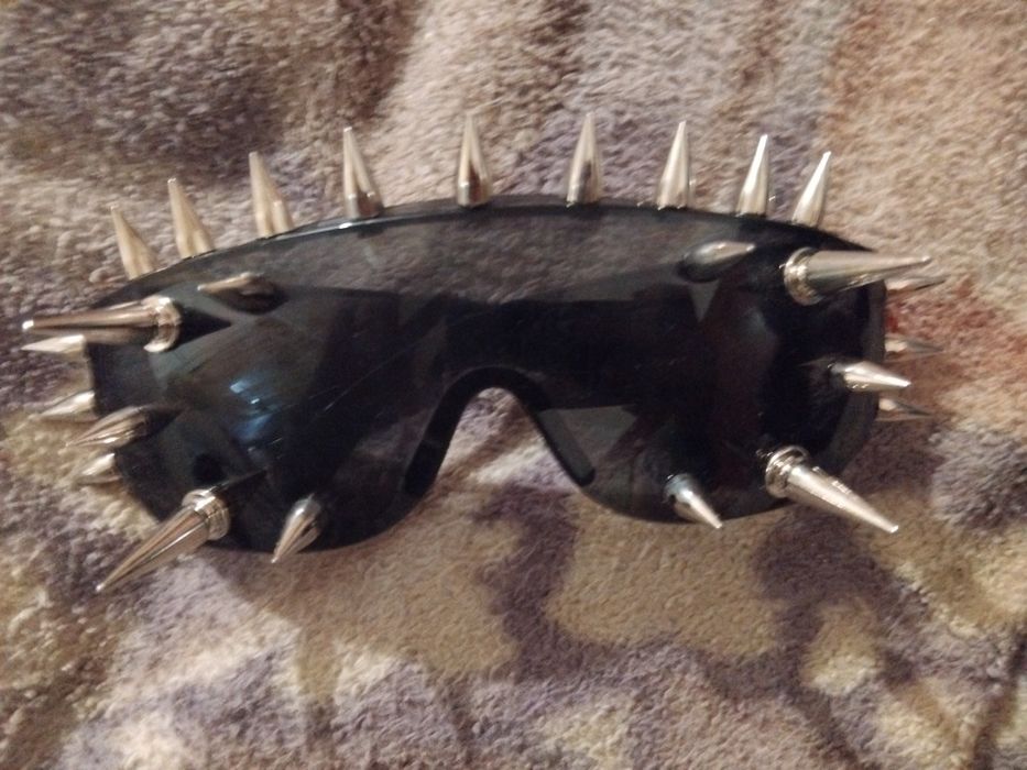 Очки  с   шипами