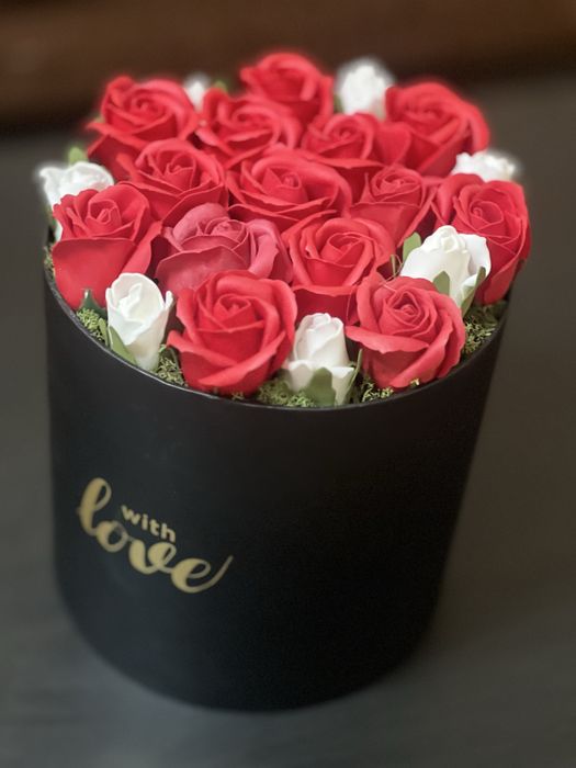 Aranjament cu tradafiri de sapun rosii