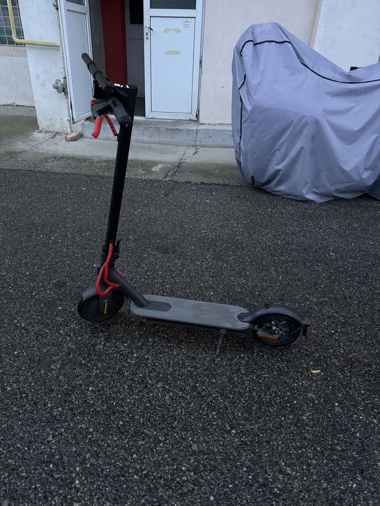Vând trotinetă electrică