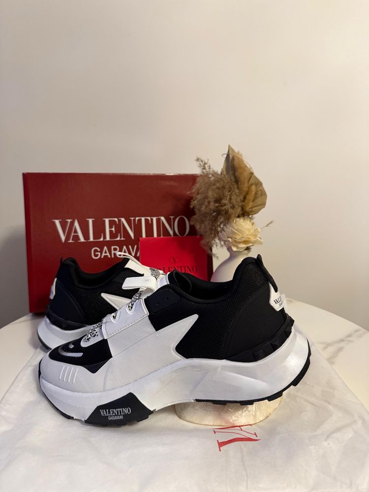 Adidasi Valentino Garavani True Act