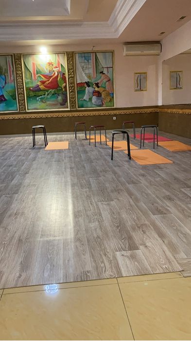 Стулья табуретки кирпичи для йоги и коврики