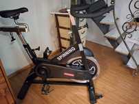 Bicicleta Spinning neagra sport in sala sau acasa