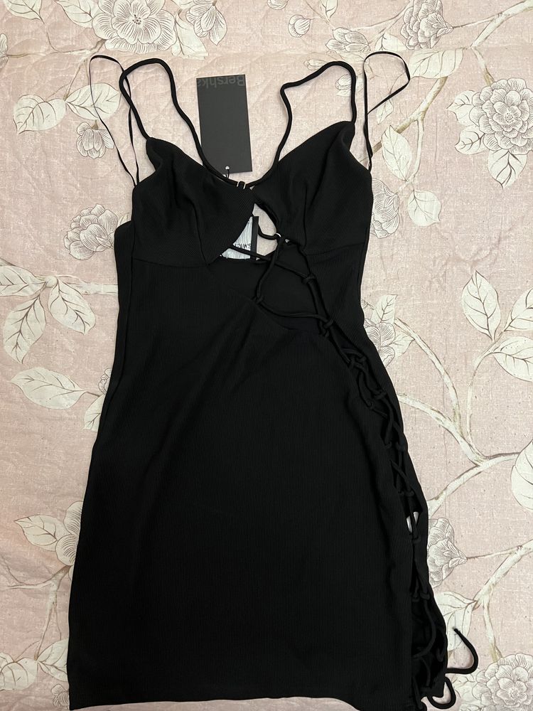 Платье bershka черное обтягивающее