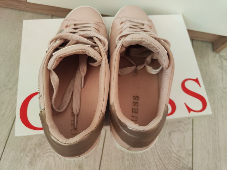 Оригинални маратонки кецове Guess В отлично състояние. 36 номер. С кут