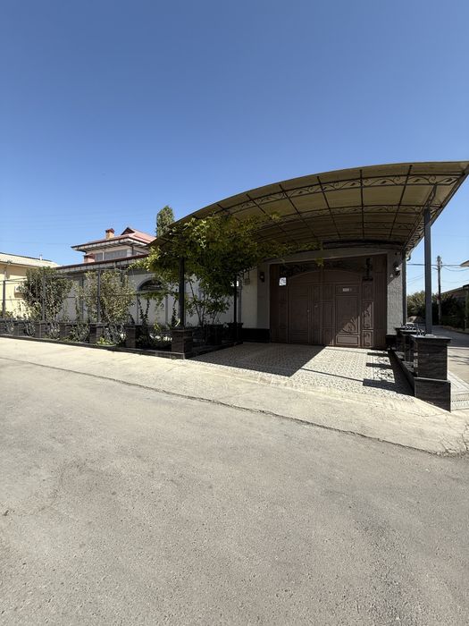 6,7 соток 6 хона сифатли қурилган авторский проэктдаги ховли сотилади!