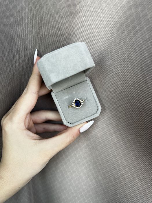 Inel elegant cu safir albastru si zirconii- argint 925 placat cu aur