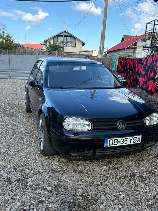 Vând golf 4 pentru reparat sau dezmembrat