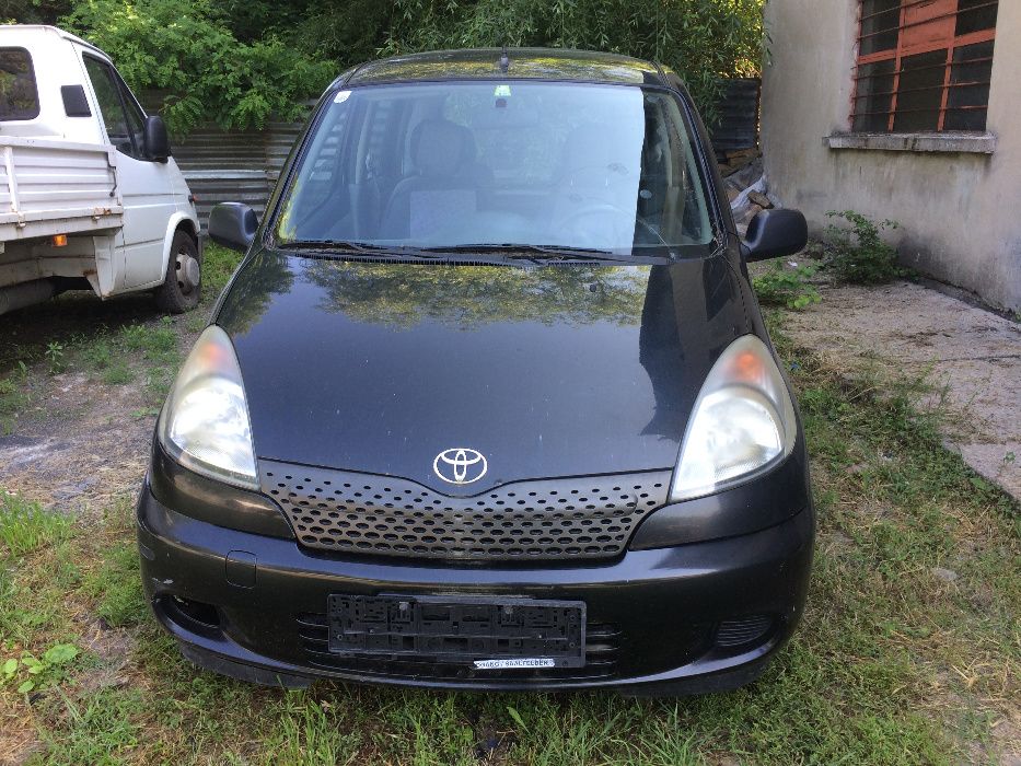 Toyota Yaris Verso 1.4D4D 75к.с. черна на части