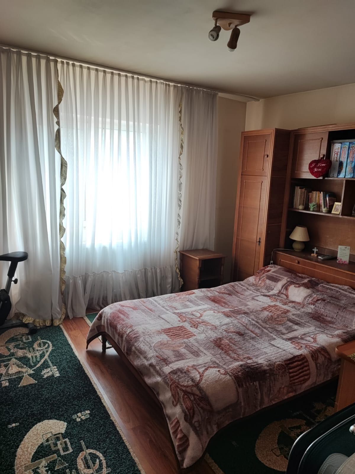 Vând apartament cu 3 camere în Drăgășani