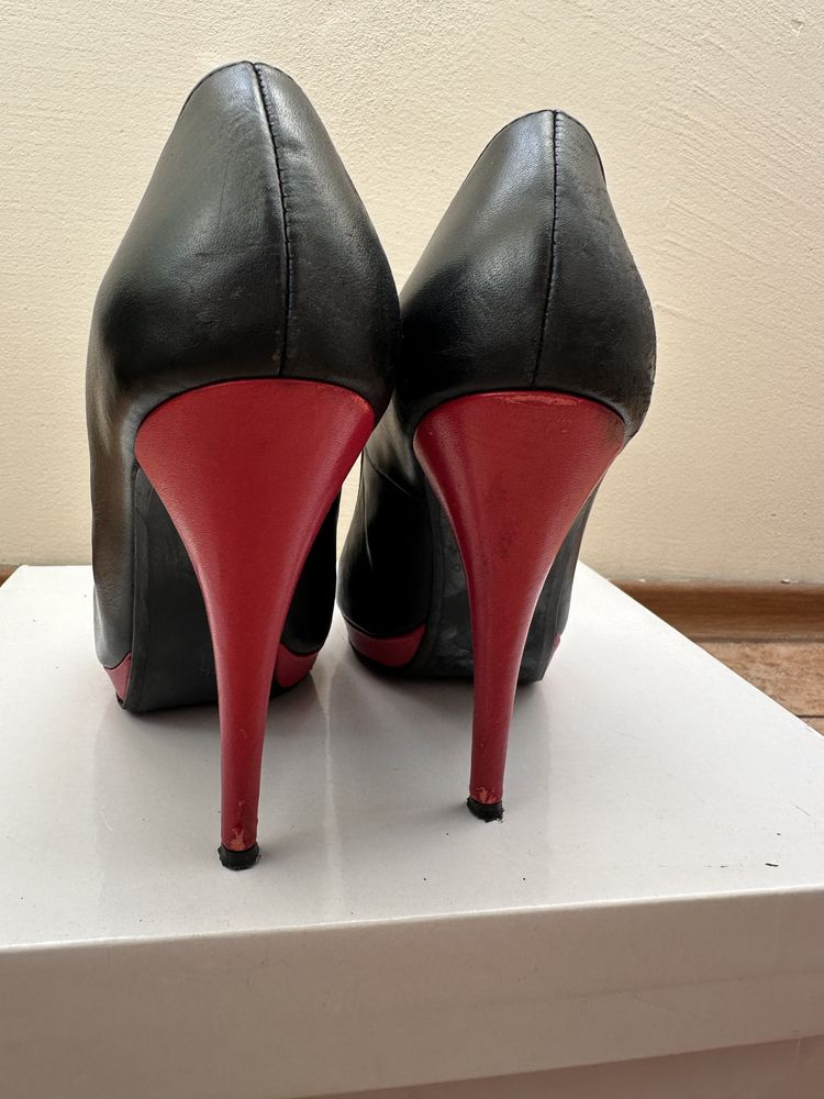 Високи обувки с червен ток, размер 38