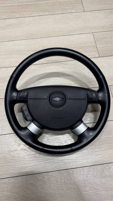 lasetti zavodskoy rul yaxshi holatda