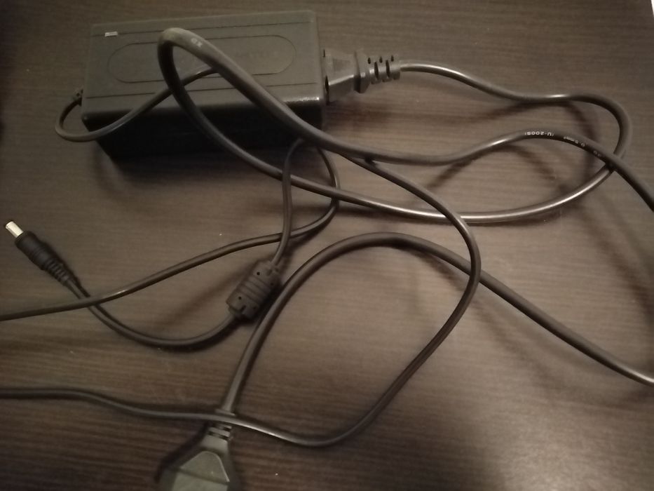 Vând Alimentator 12 V