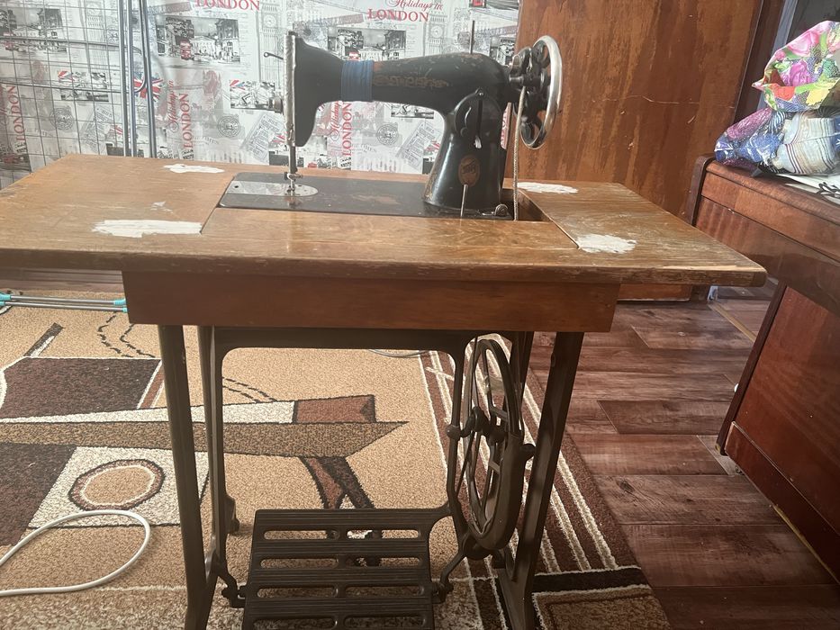 Швейная ножная машинка