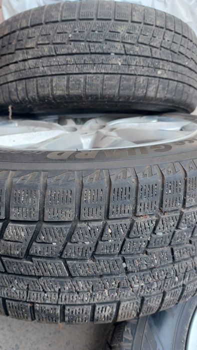 Продам б/у зимние шины, размер:215/55R17