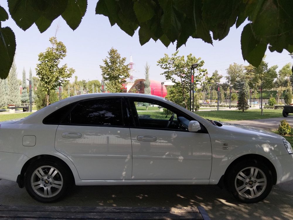 Продаю машину chevrolet lacetti