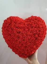 Червено сърце от вечни рози
