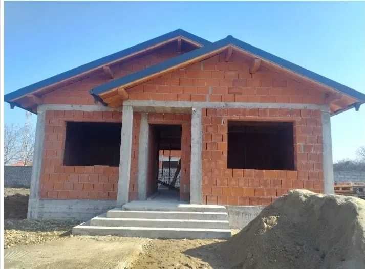 constructii case la rosu