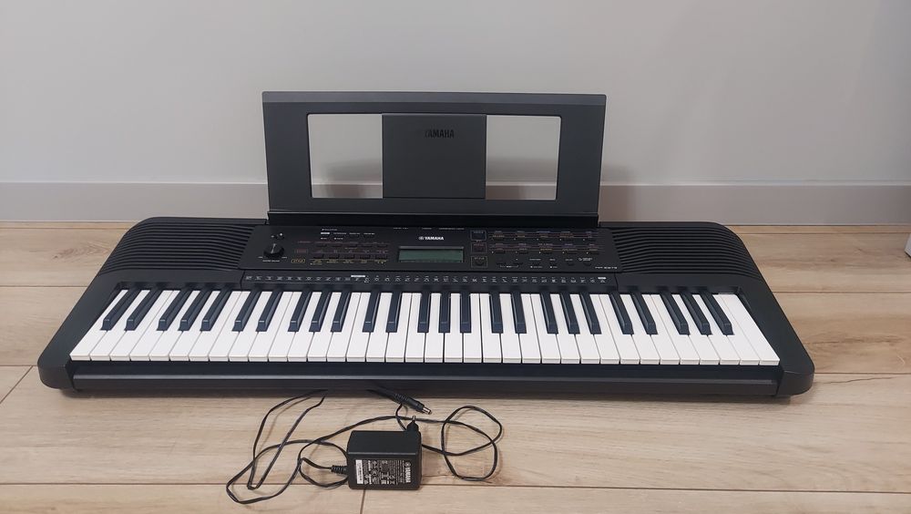 Продам синтезатор Yamaha PSR-E273