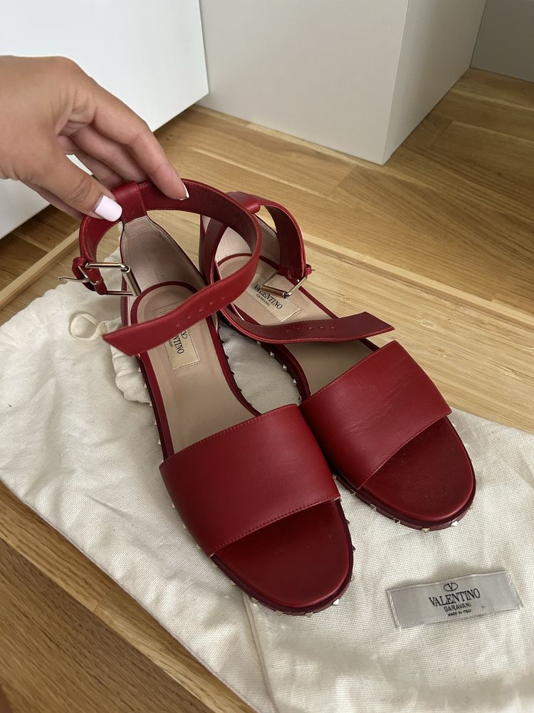 Valentino Garavani rockstud червени сандали 38ми размер
