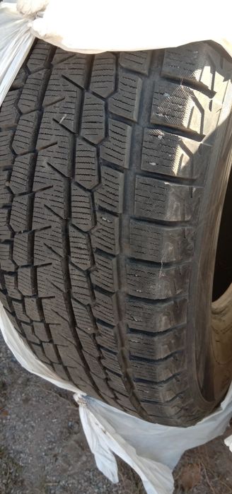 Продам шины  зима липучка. Цена 300.000
