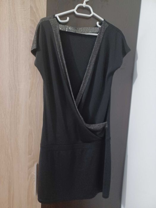 Черна къса рокля с отворен гръб