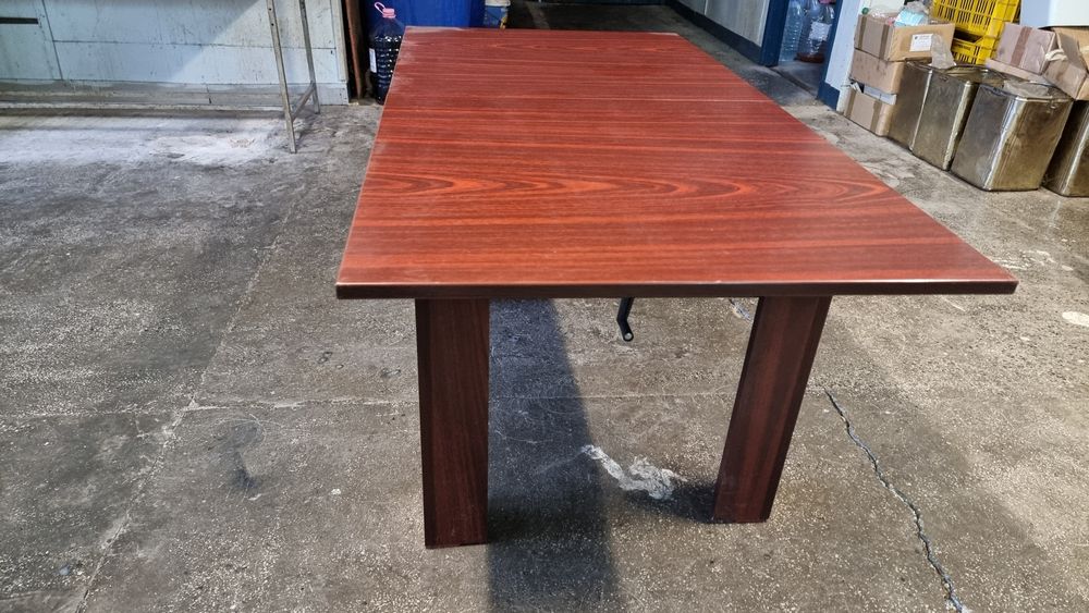 Холна маса с регулиране по височина