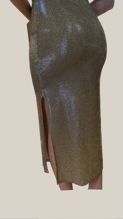 Rochie aurie cu șliț pe o parte