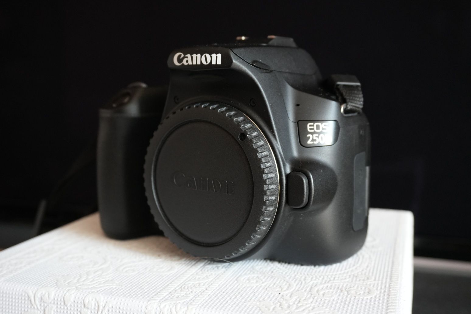 Фотоапарат Canon 250D с 3 обектива